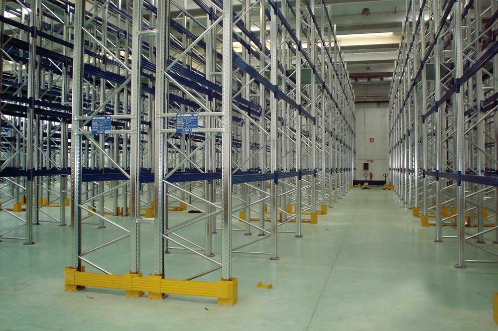 Quali sono gli obblighi del datore di lavoro in merito alle scaffalature industriali?